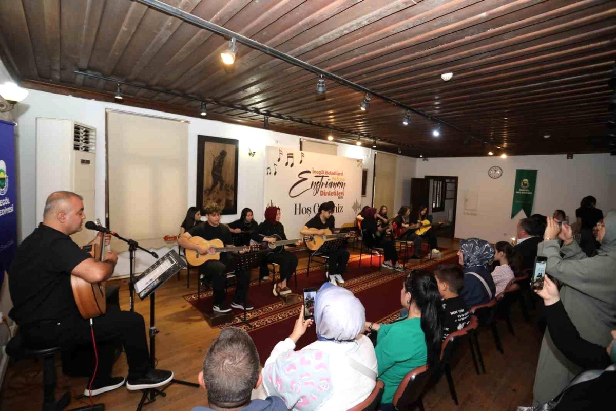 İnegöl Belediyesi\'nin gitar kursu kursiyerleri sertifikalarını aldı
