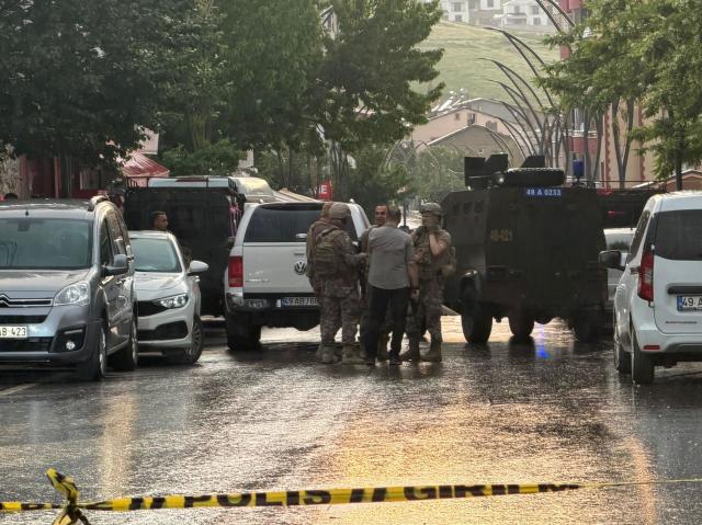 İşitme engelli kardeşini ve bir polis memurunu yaralayan şüpheli, operasyonla etkisiz hale getirildi