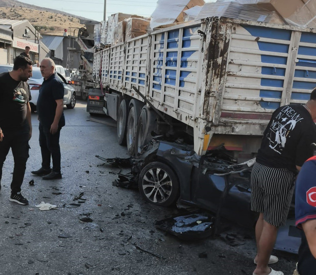 Bornova'da feci kaza: Tıra çarpan otomobilin sürücüsü hayatını kaybetti