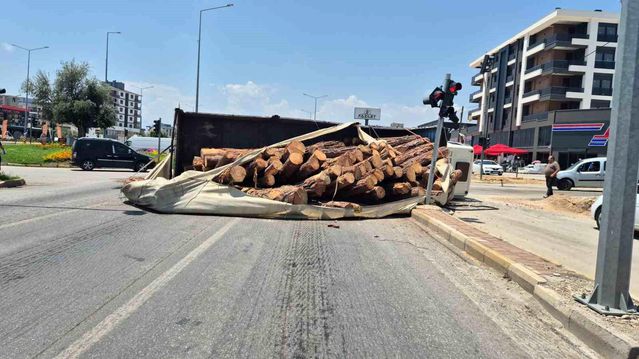 Antalya'da Kamyon Devriği: Tomruklar Yola Saçıldı