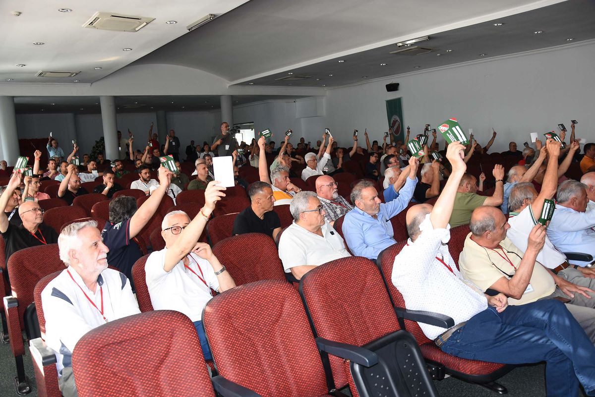 Karşıyaka Kongresi: Aday Yoksa Kayyum Geliyor
