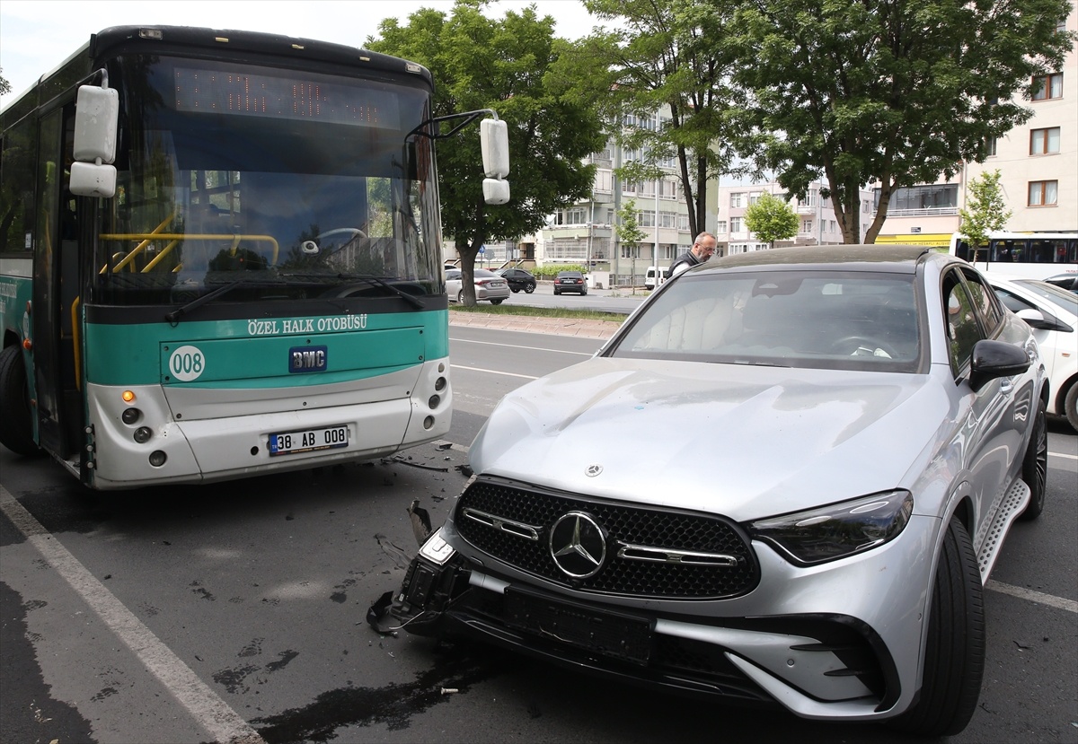 Kayseri\'de Otobüs ile Araç Çarpıştı