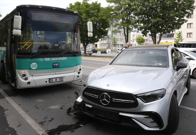 Kayseri'de Otobüs ile Araç Çarpıştı