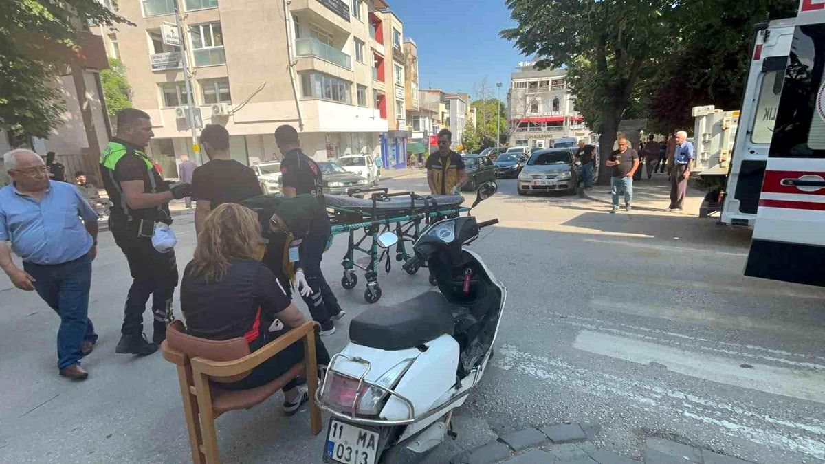 Bilecik\'te Trafik Kazası: Esnaf Yardıma Koştu