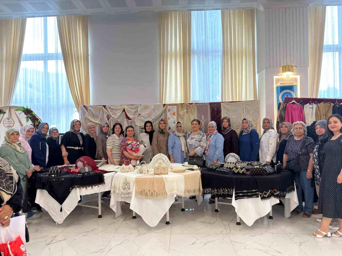 Kınık\'ta Halk Eğitim kursiyerlerinden yıl sonu sergisi