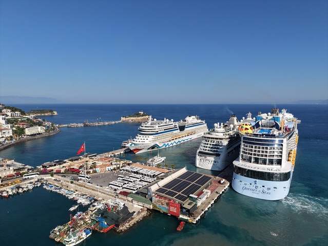 Kuşadası'na 10.500 Turist Geldi