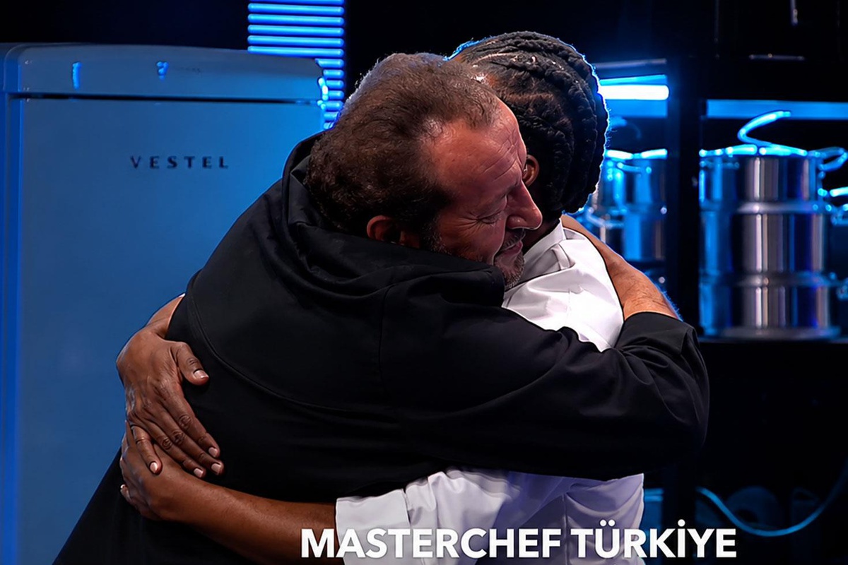 MasterChef'te büyük sürpriz! Mehmet Şef boynuna sarıldı