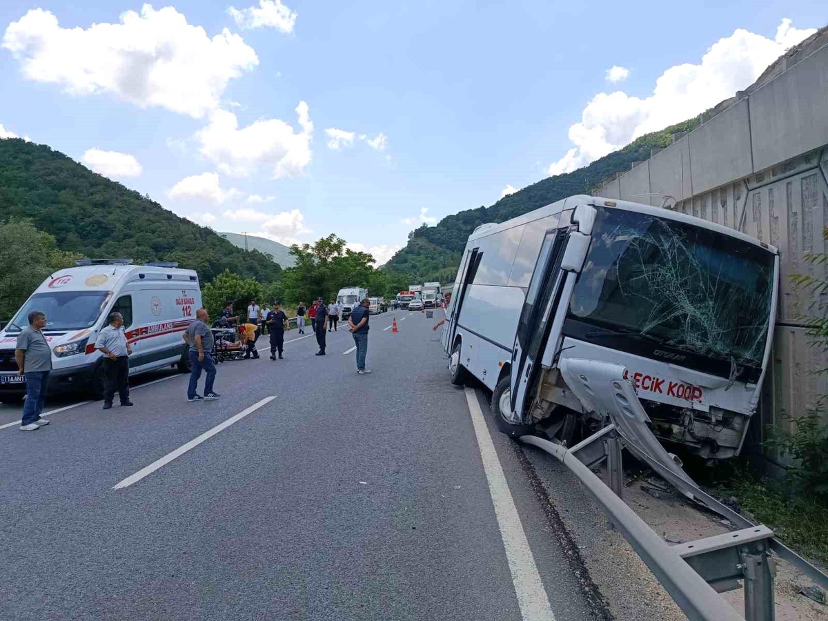 Bilecik\'te Midibüs Tıra Çarptı: 6 Yaralı