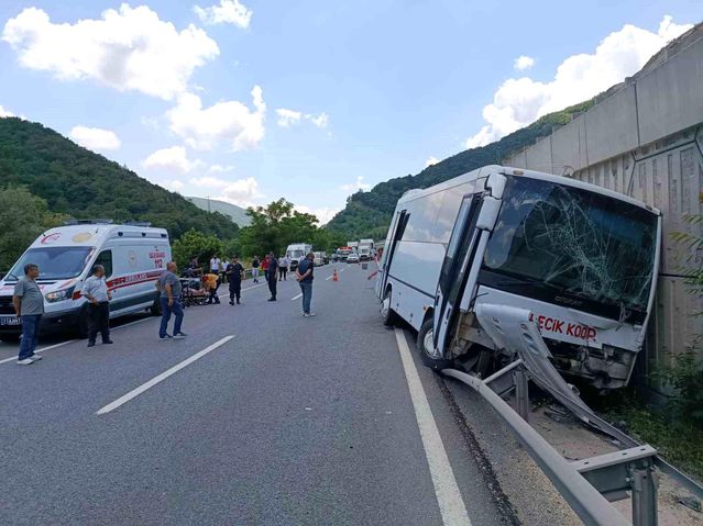 Bilecik'te Midibüs Tıra Çarptı: 6 Yaralı