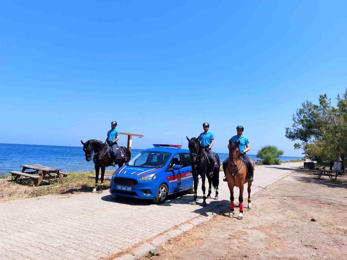 Kuşadası\'nda Atlı Jandarma Devriyesi