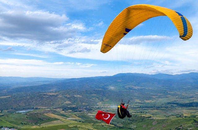 Paraşütçülerden Milli Takıma Destek