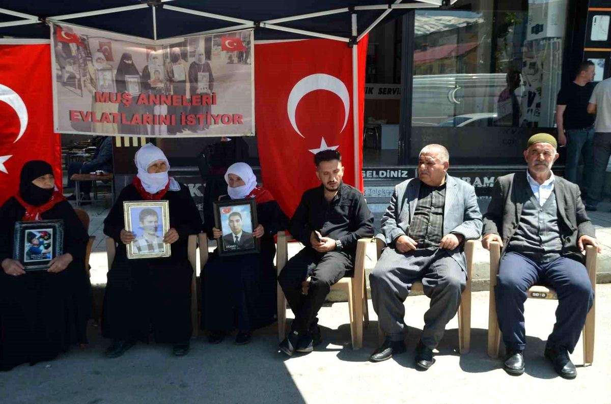 Muş\'ta Aileler Evlat Nöbeti Tutuyor