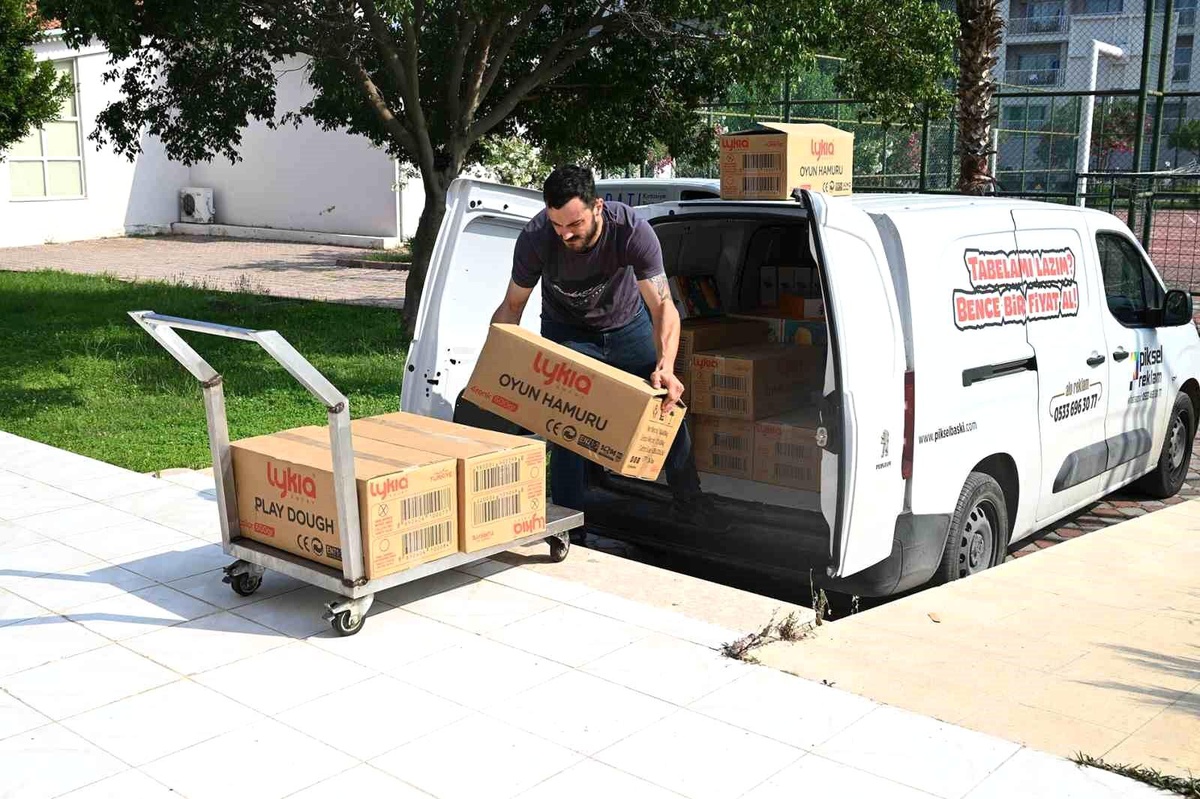 Öğrencilerin yeni sezonda kırtasiye malzemeleri Kemer Belediyesi\'nden