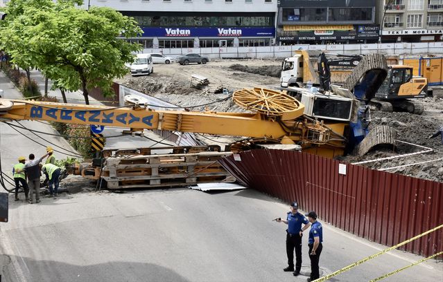 İş Makinesi Devrildi, Operatör Yaralandı