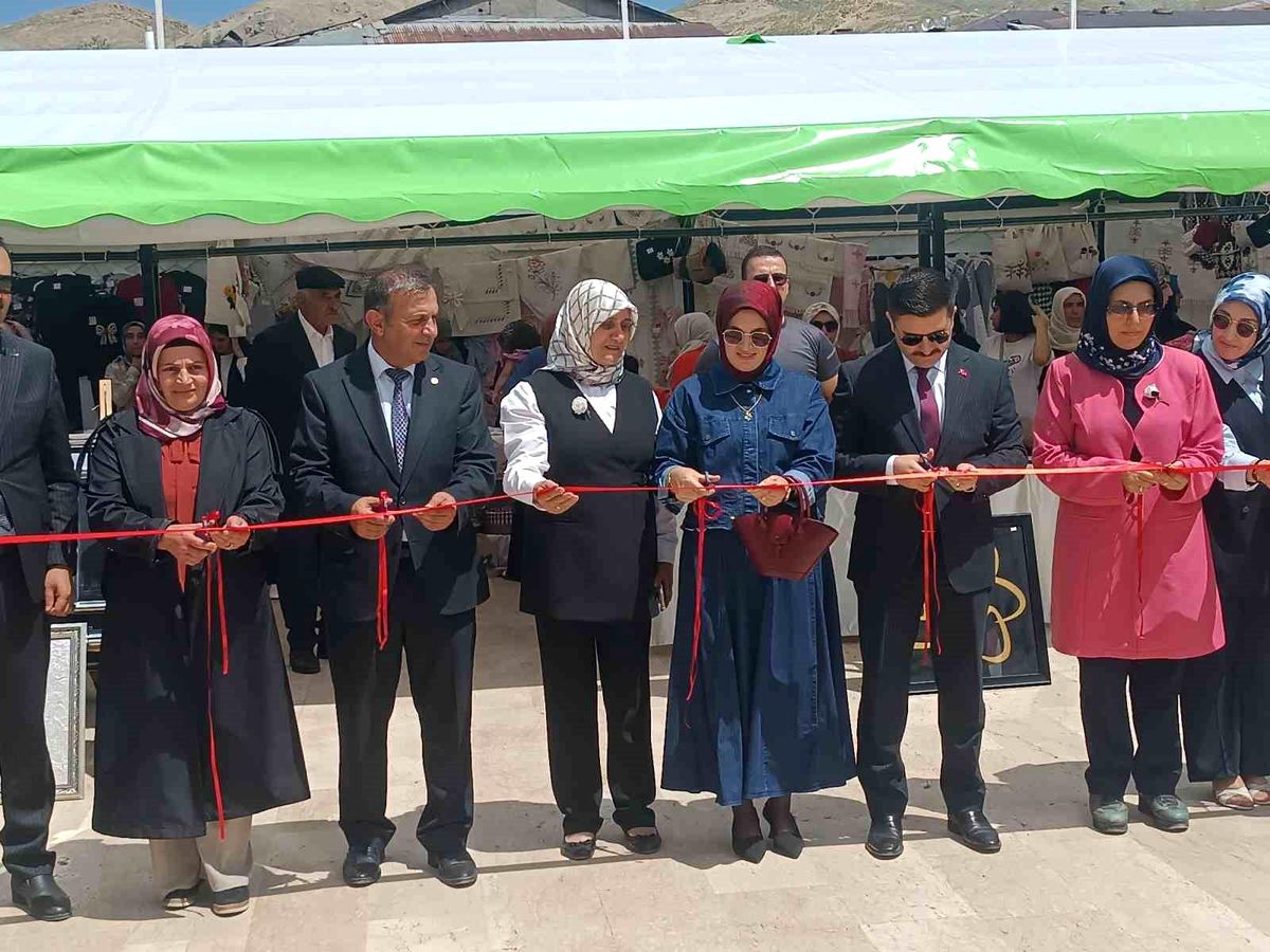Özalp\'ta Yılsonu Sergisi Yoğun İlgi Gördü