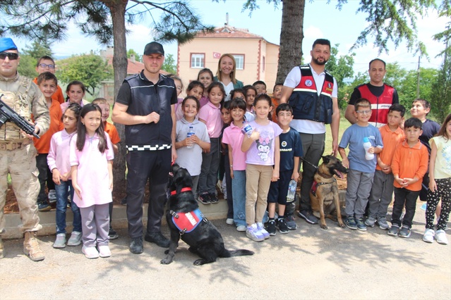 Jandarma Yıl Dönümünde Öğrencilere Etkinlik