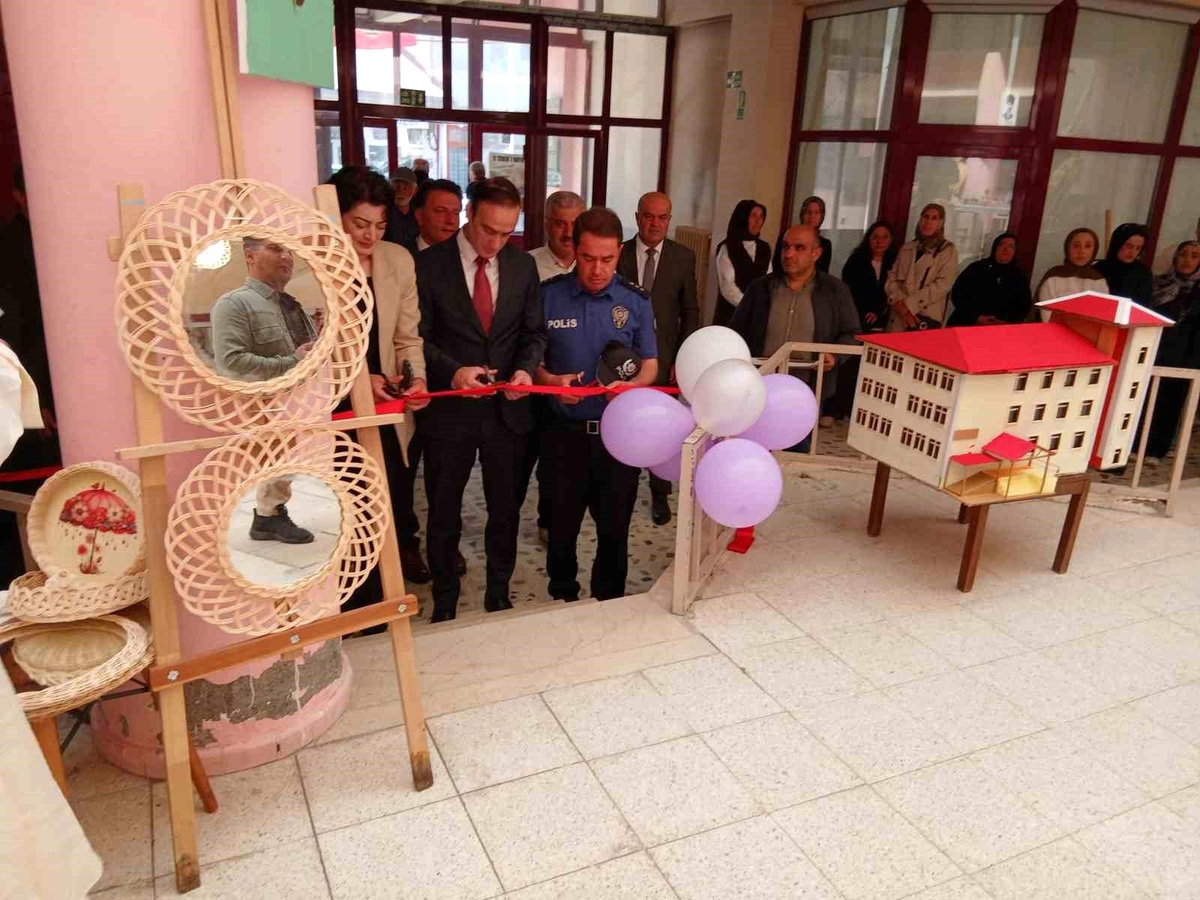 Posof Halk Eğitimi Merkezi\'nden görkemli yıl sonu sergisi: 436 Kursiyer emeklerini sergiledi