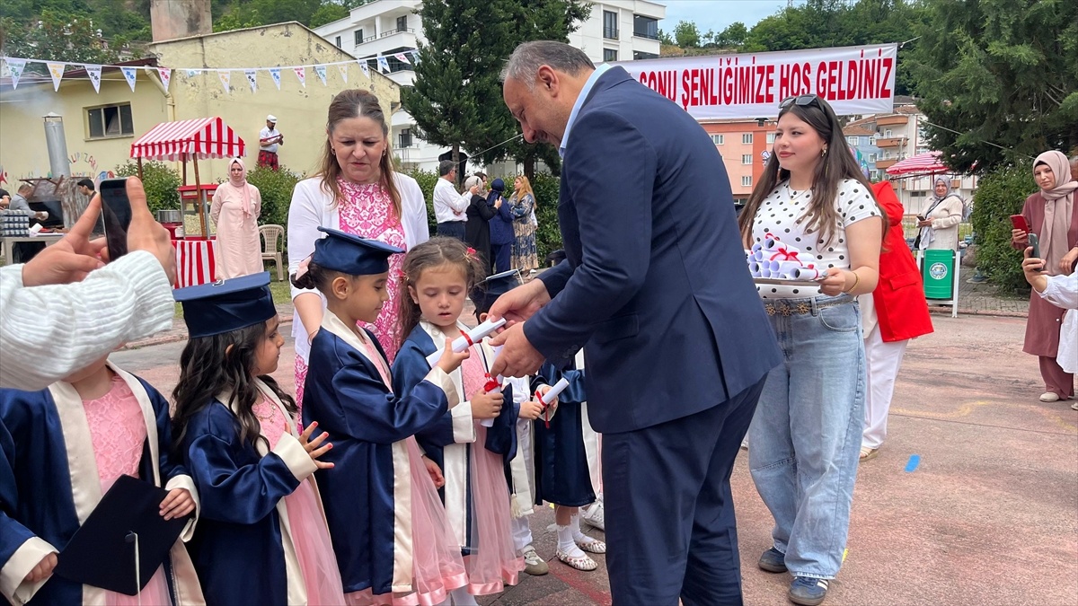 Minik Mezunlar İçin Coşkulu Program