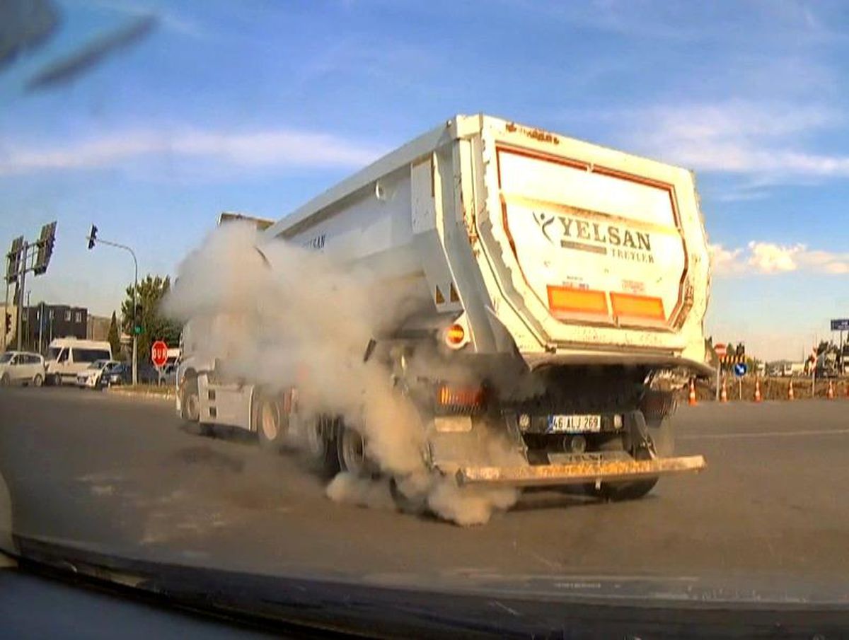 Kahramanmaraş\'ta Kamyonun Lastiği Patladı