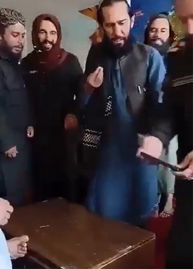 Taliban akıllı telefonlara da savaş açtı, kameralar önünde parçaladılar
