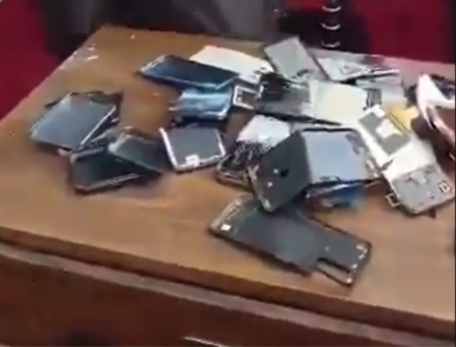 Taliban akıllı telefonlara da savaş açtı, kameralar önünde parçaladılar