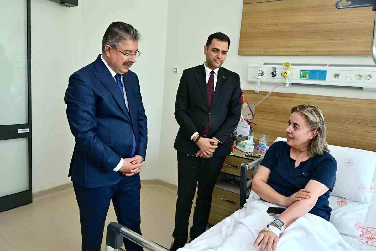 Vali Yılmaz\'dan Şehit Kardeşine Hastane Ziyareti