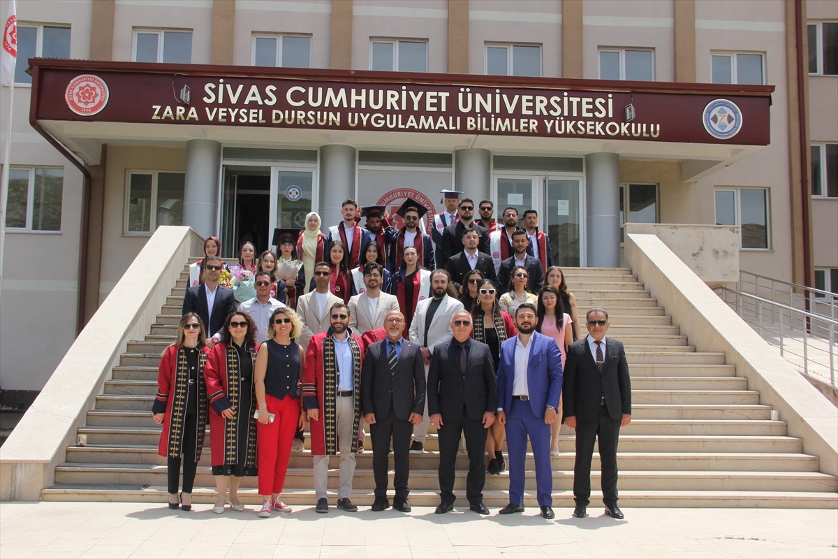 Zara\'da Mezuniyet Töreni Coşkusu