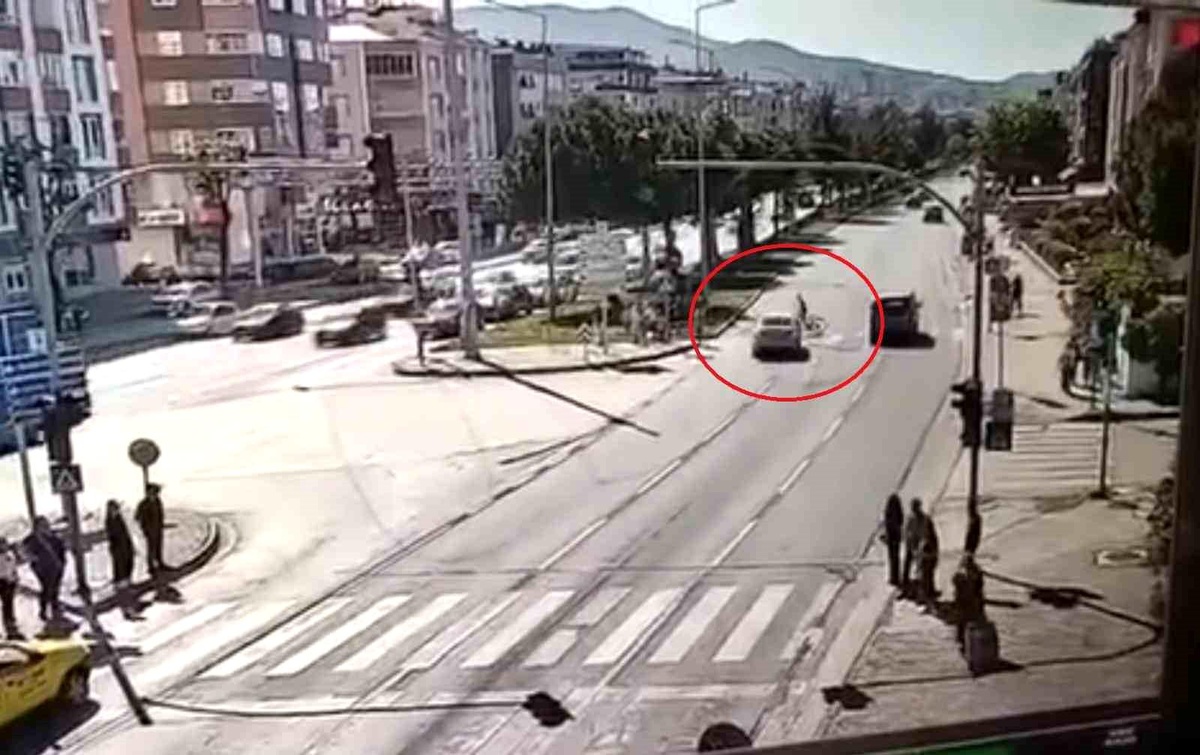 12 yaşındaki çocuğun hayatını kaybettiği feci kaza kamerada: Gözyaşlarıyla uğurlandı