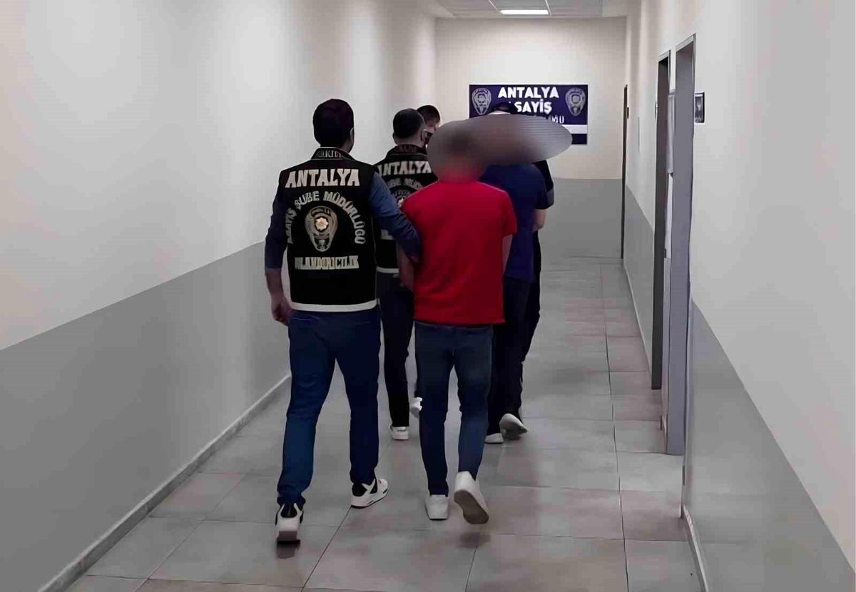 Antalya\'da Çek Dolandırıcılığına 4 Tutuklama