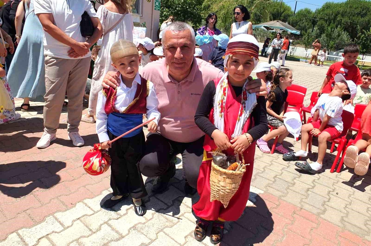 Balıkesir\'de miniklerin geri dönüşüm defilesi ilgi gördü