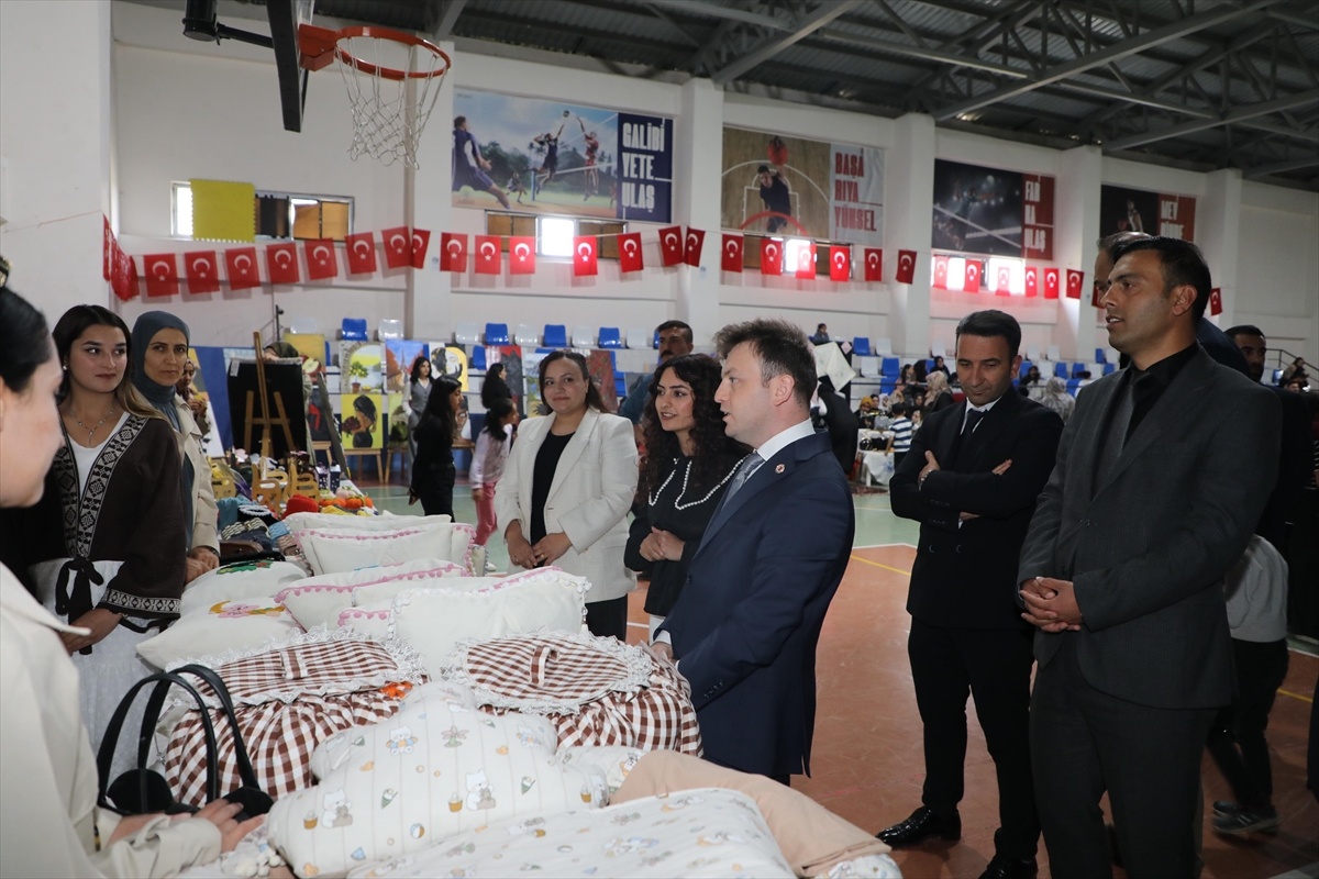 Başkale\'de Yıl Sonu Sergisi Düzenlendi