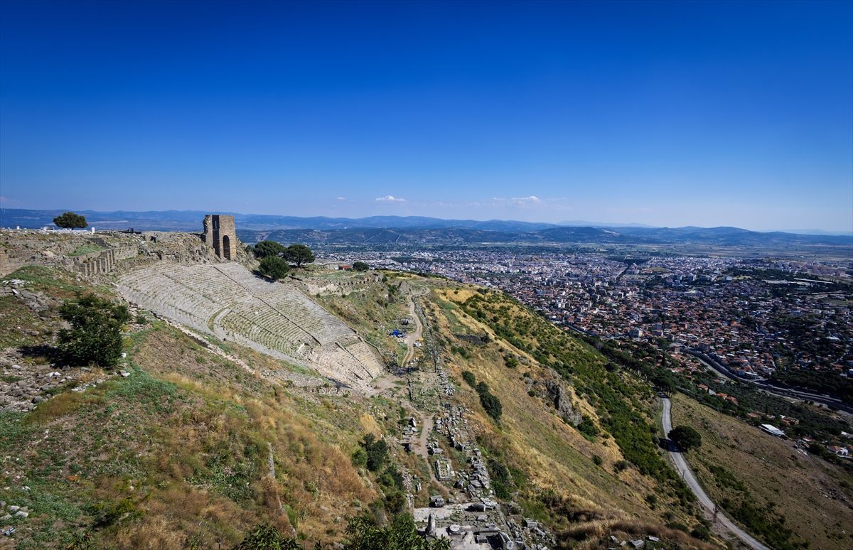 Bergama Akropolü: Tarihin İzleri