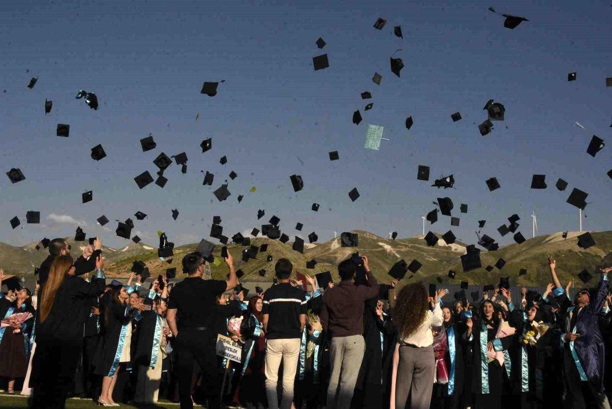 BEÜ\'de mezuniyet sevinci