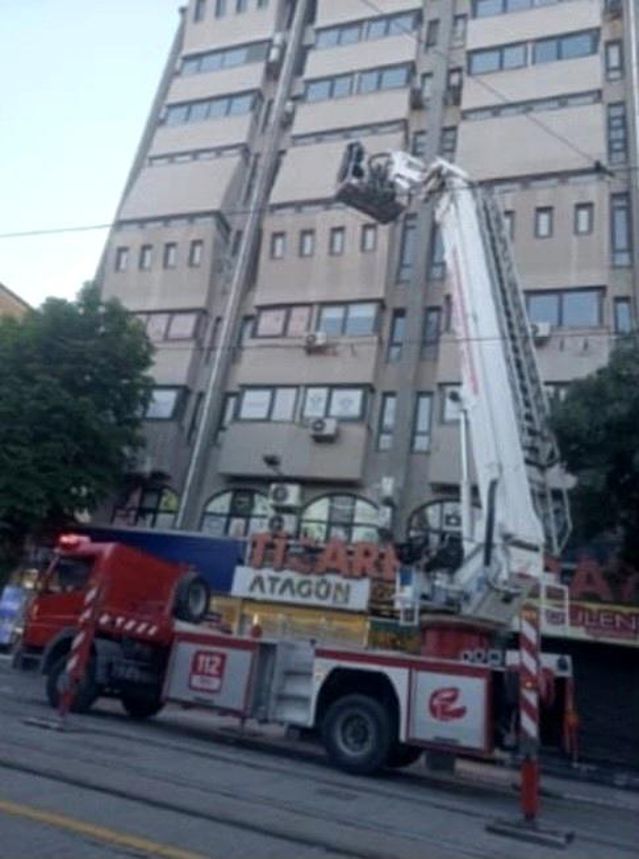 Eskişehir'de Beton Parçaları Yaya Yolu Üzerine Düştü