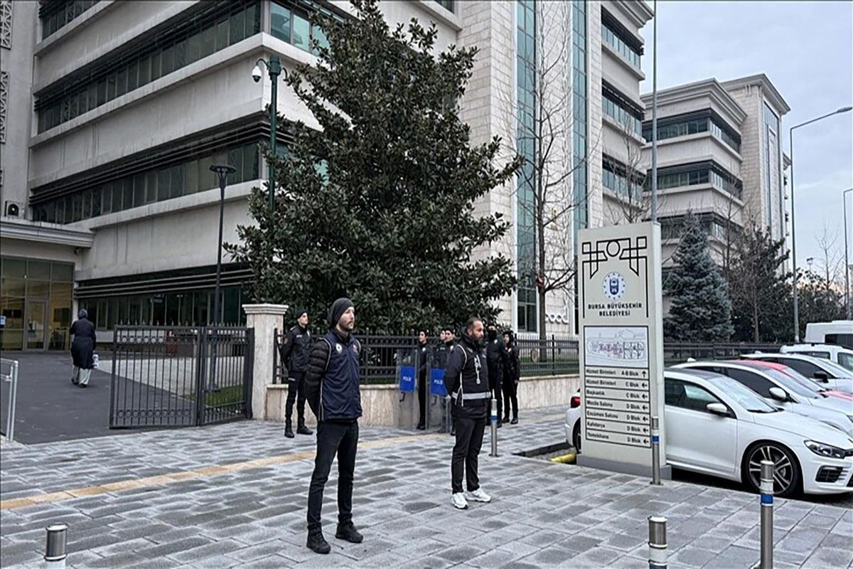 Bursa\'da rüşvet skandalı: Pasta kutusunda döviz