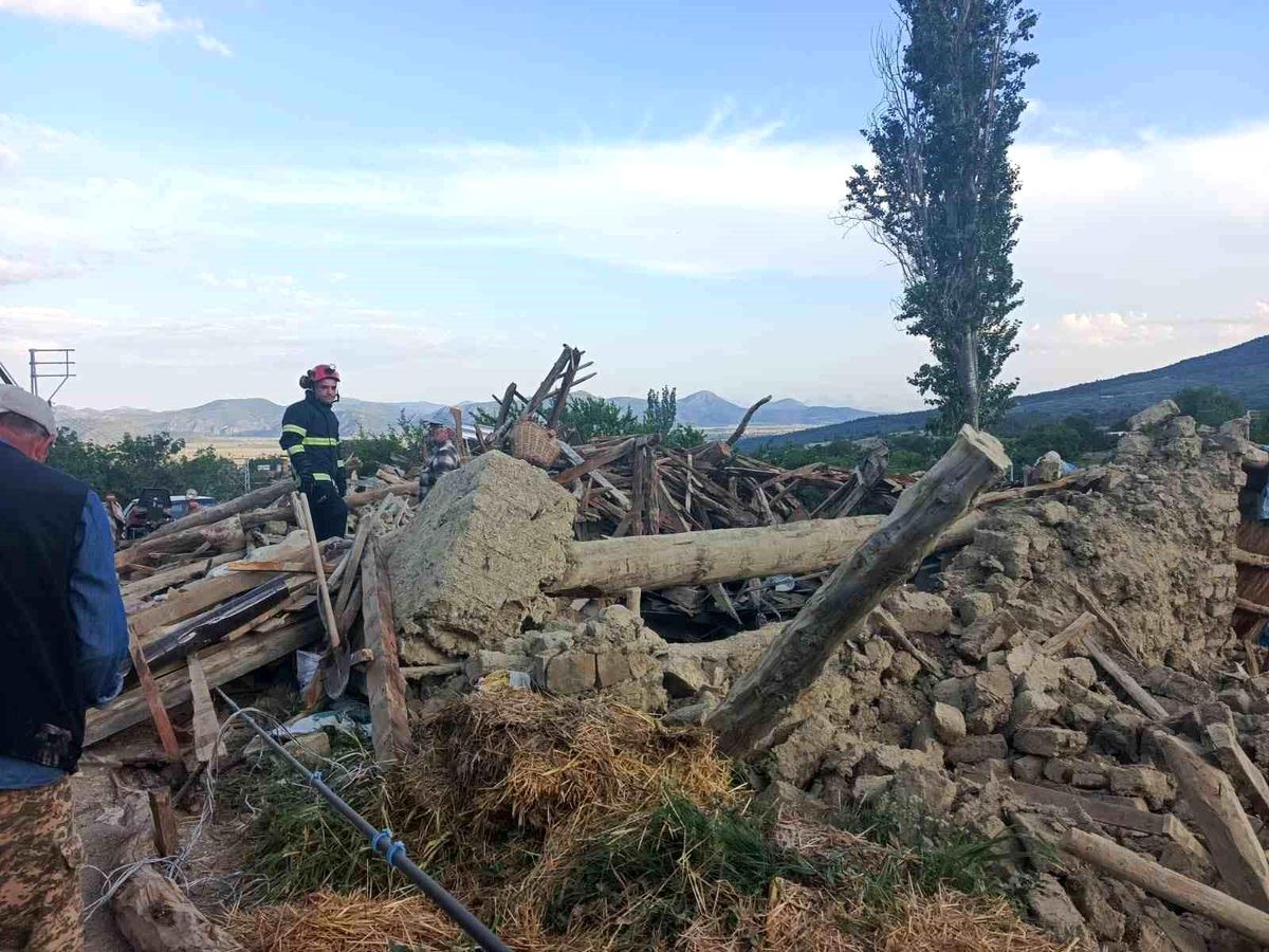 Burdur\'da Çöken Evdeki 2 Kişi Kurtarıldı
