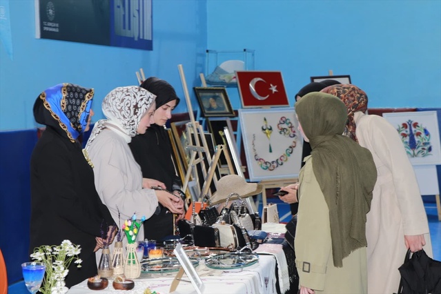 Çat’ta Yıl Sonu Sergisi Açıldı