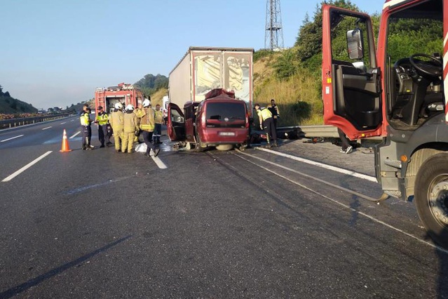 Kuzey Marmara Otoyolu'nda korkunç kaza! 1'i bebek 3 kişi hay
