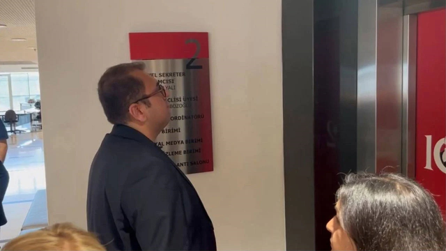 CHP Genel Merkezi'nde gazeteci ile danışman arasında 'Sarı zarf' gerginliği
