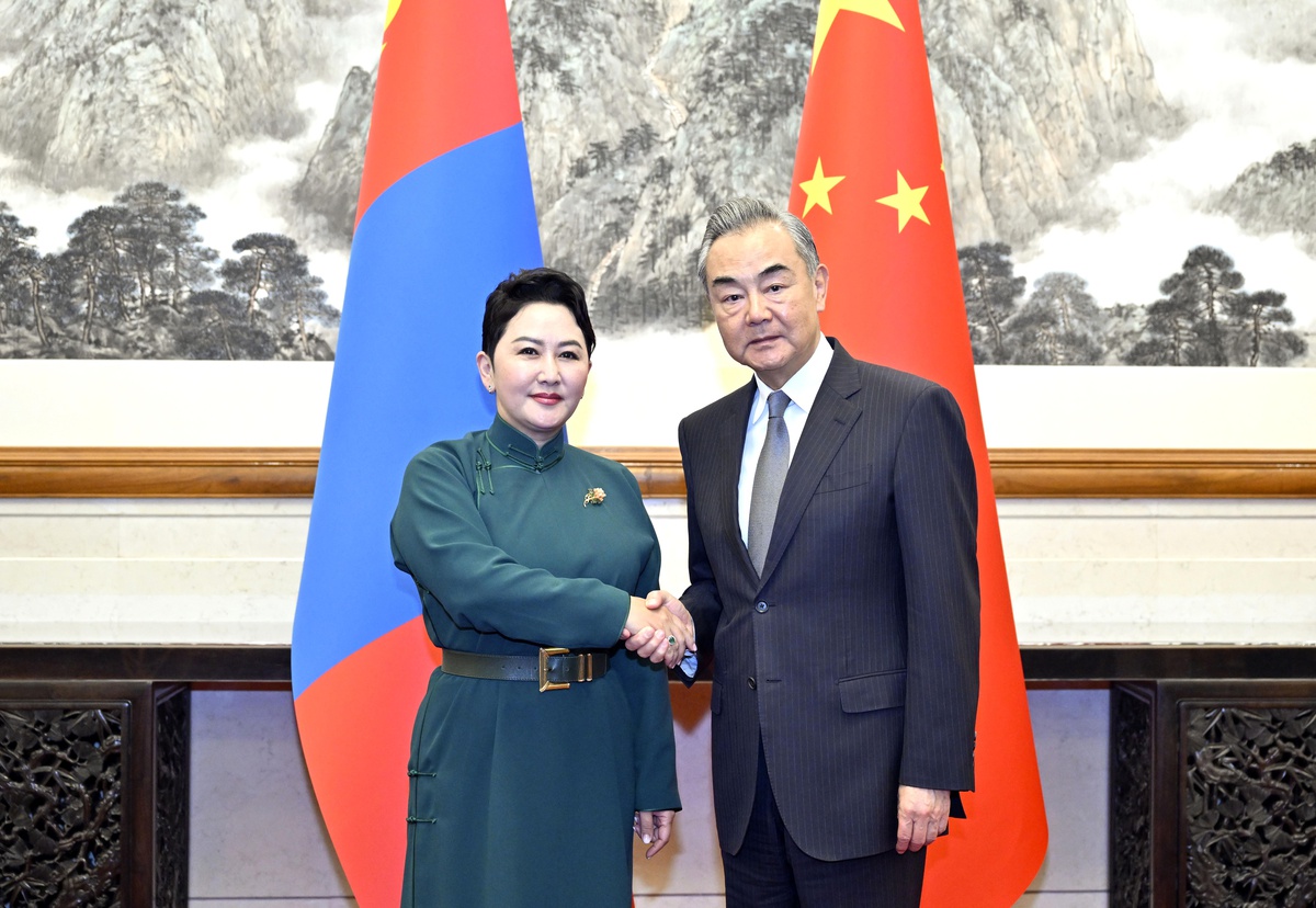 Wang Yi Moğolistan\'a Resmi Ziyaret Gerçekleştiriyor