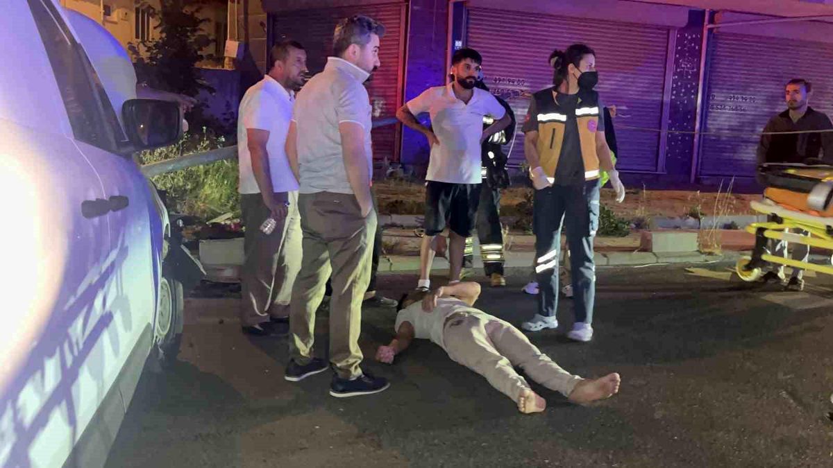 Çorlu\'da Kaza: Araç Aydınlatma Direğine Çarptı