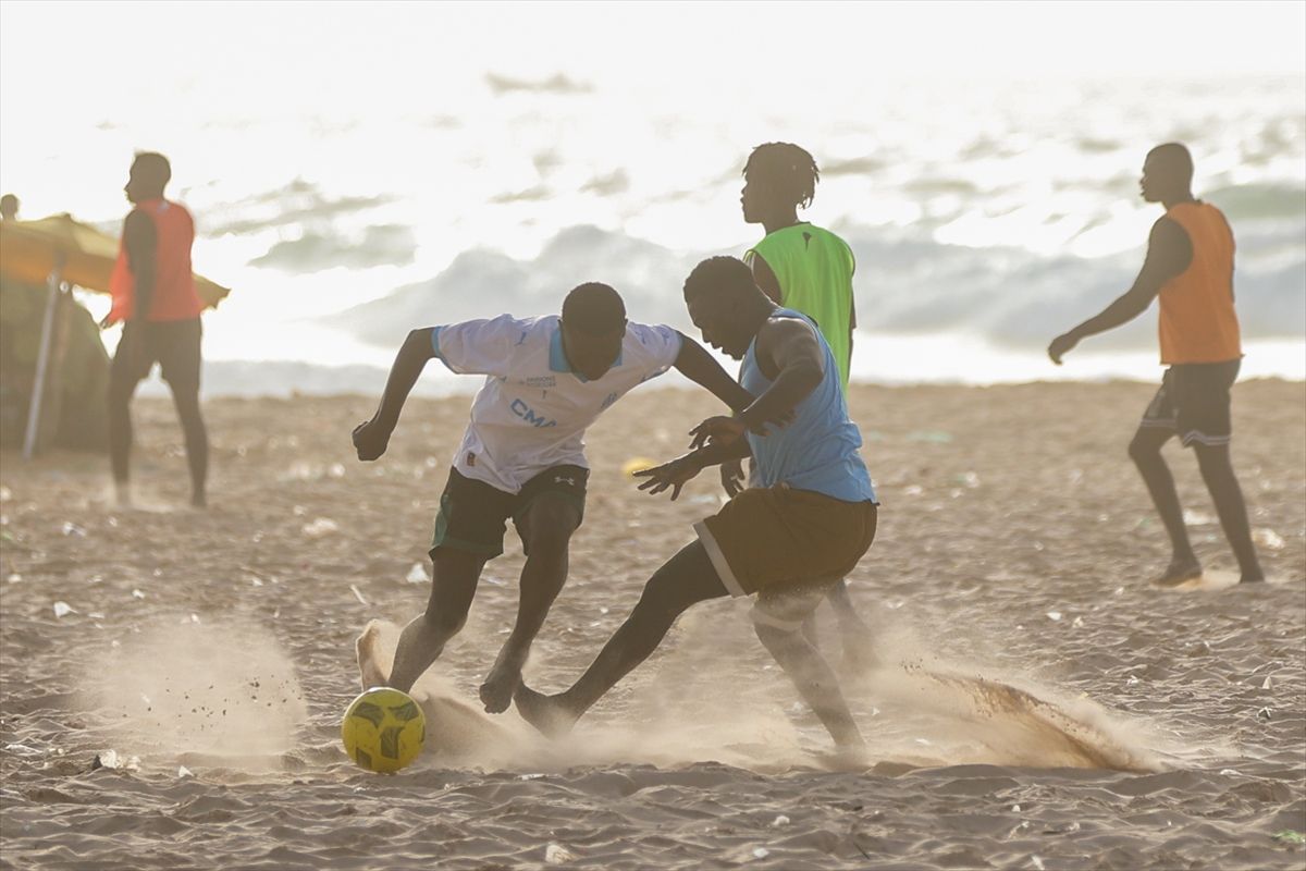 Senegal Sahillerinde Gençlerin Futbol Heyecanı