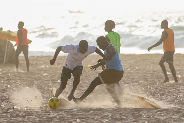 Senegal Sahillerinde Gençlerin Futbol Heyecanı