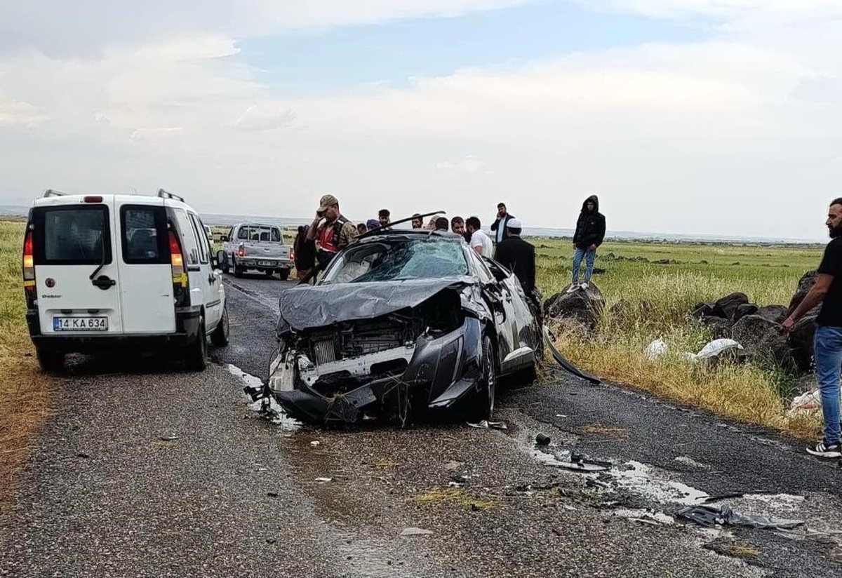 Diyarbakır\'da Nişan Dönüşü Kaza: 2 Ölü