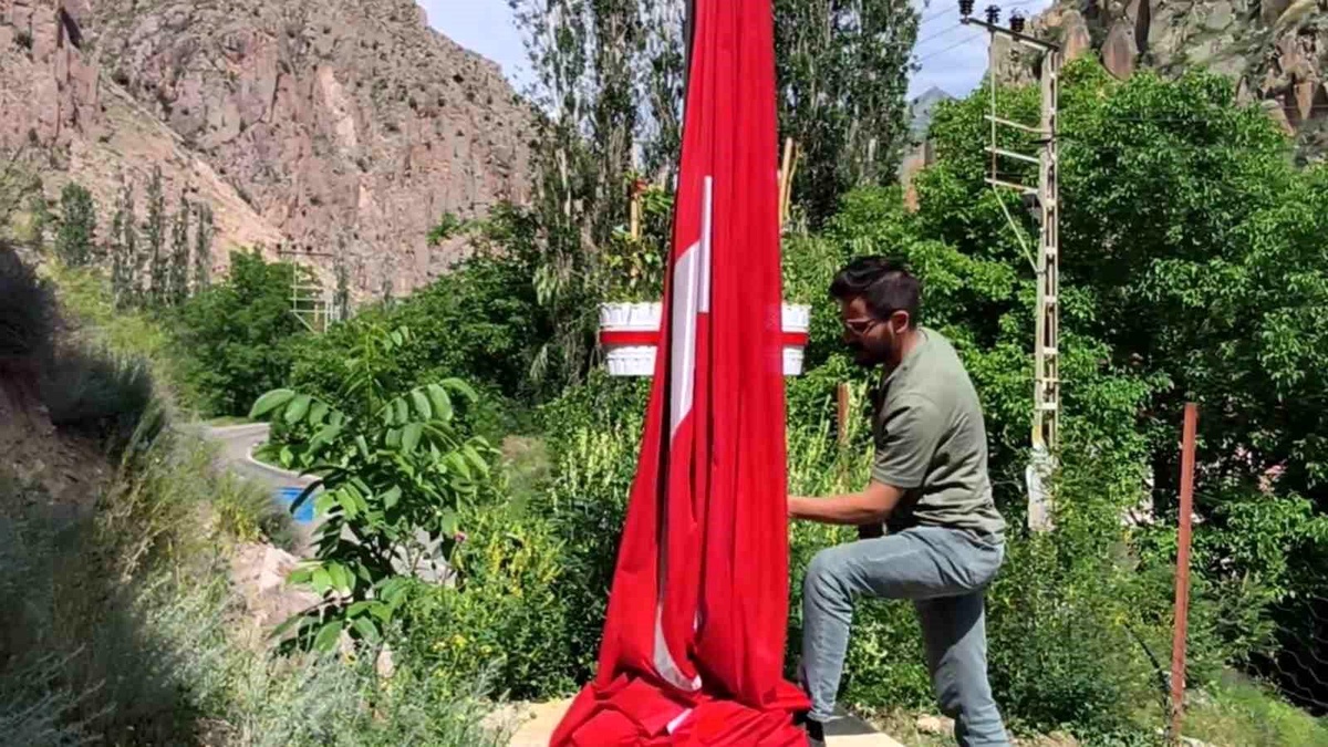Şiddetli Rüzgar Bayrağı Düşürdü