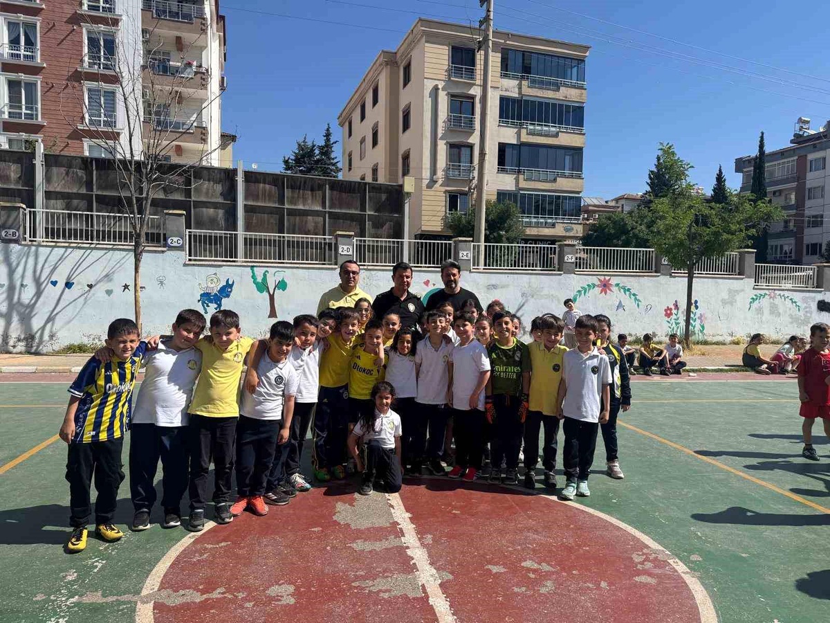 Emniyet Müdürü\'nden öğrencilere sürpriz futbol sürprizi