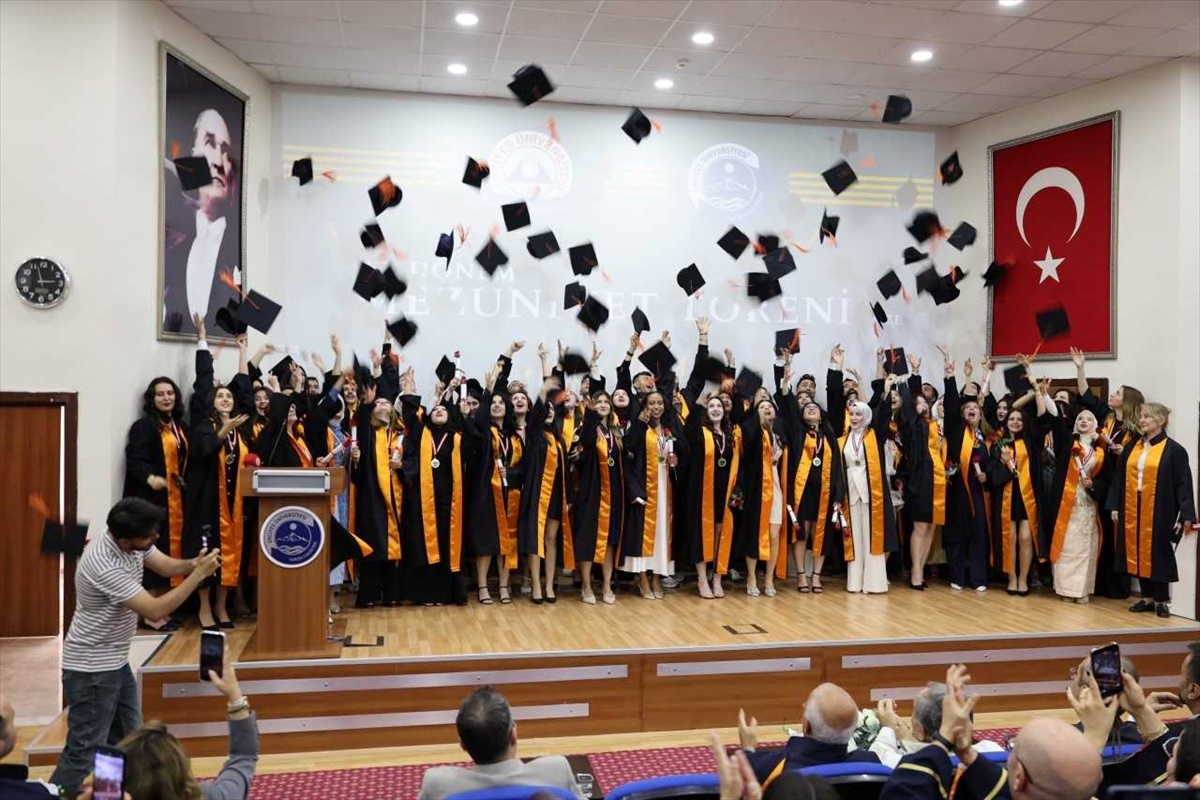 Erciyes Üniversitesi\'nde Mezuniyet Coşkusu