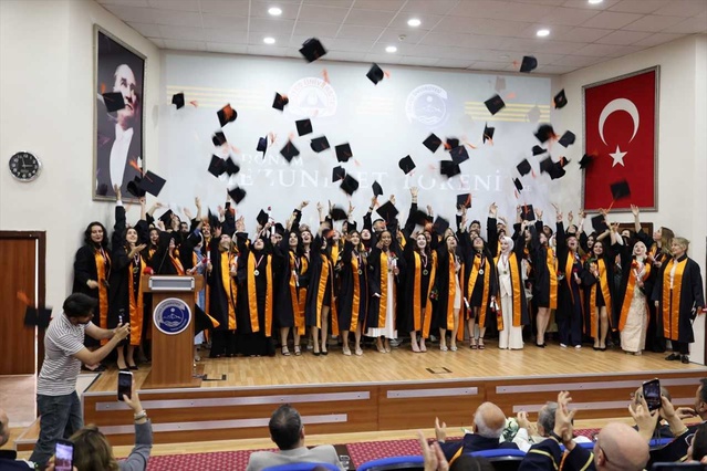 Erciyes Üniversitesi'nde Mezuniyet Coşkusu