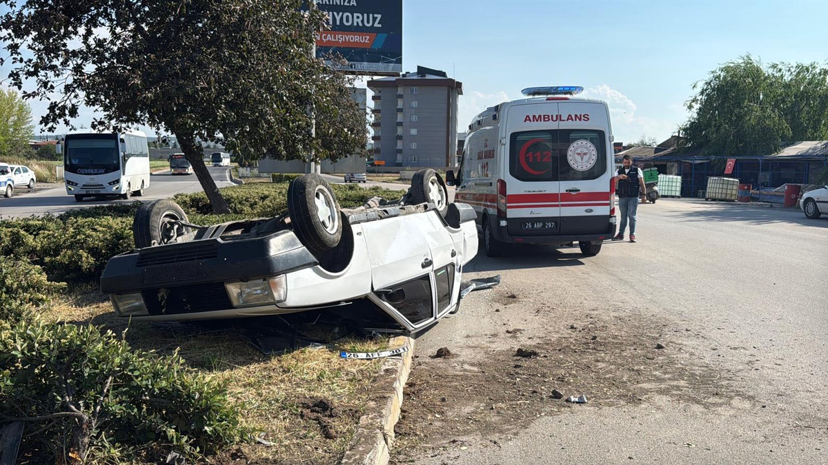 Eskişehir\'de Takla Atan Araçta İki Yaralı