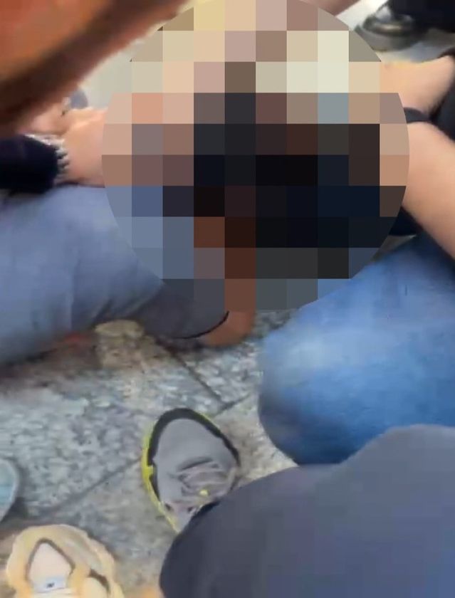 Tramvayda taciz şüphelisi yolcularca darbedildi